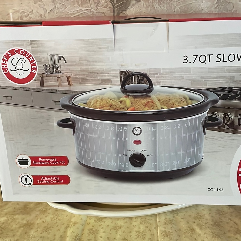 New in box! Slow Cooker/Crock Pot 3.7 Quart.